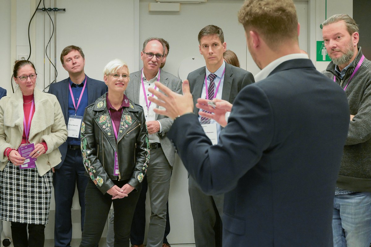 DLR_de's tweet image. 🎇Spot an für das Innovationszentrum der DLR Quantencomputing-Initiative (QCI) in Ulm. Beim &quot;DLR QCI Showcase&quot; wurde die Vielfalt des Ökosystems #Quantencomputing gezeigt. In Live-Vorführungen stellten die #Quanten-Startups ihre aktuellen Projekte vor. 💡 dlr.de/de/aktuelles/n…