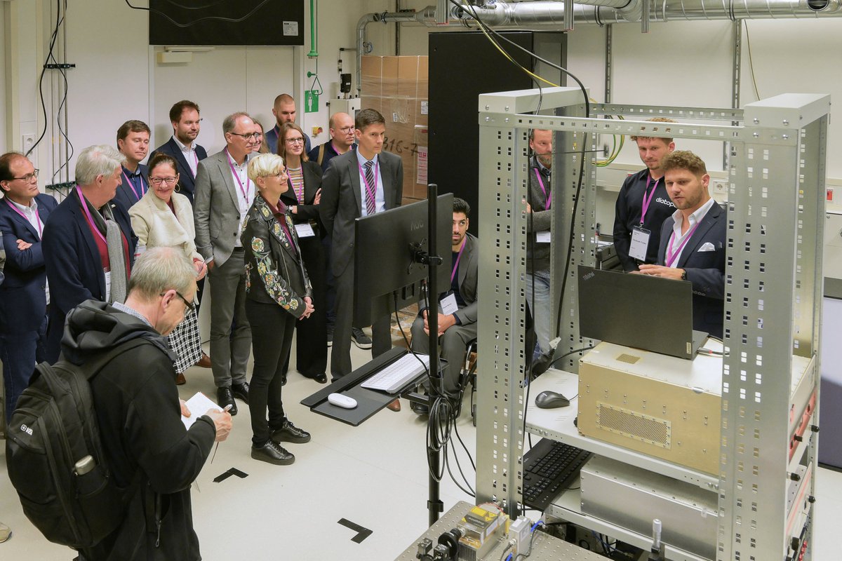 DLR_de's tweet image. 🎇Spot an für das Innovationszentrum der DLR Quantencomputing-Initiative (QCI) in Ulm. Beim &quot;DLR QCI Showcase&quot; wurde die Vielfalt des Ökosystems #Quantencomputing gezeigt. In Live-Vorführungen stellten die #Quanten-Startups ihre aktuellen Projekte vor. 💡 dlr.de/de/aktuelles/n…