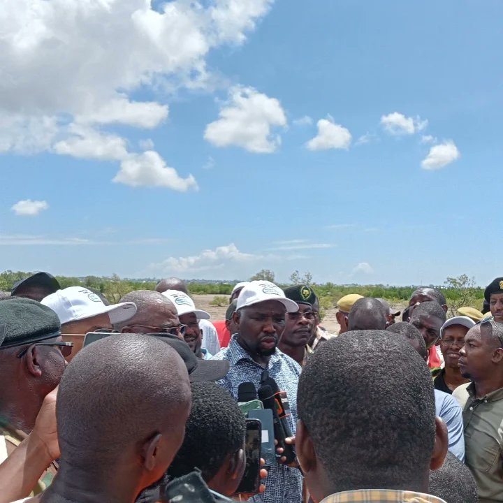 _meetLawrence's tweet photo. Today I participated in a #TreePlantingDay at Mombasa, we were joined by HE CS Murkomen. Mangroves are vital for the coastal ecosystem, as they provide habitat for many species, protect the shore from erosion and storms, and filter pollutants from the water.
#JazaMiti https://t.co/ibD37d4am9