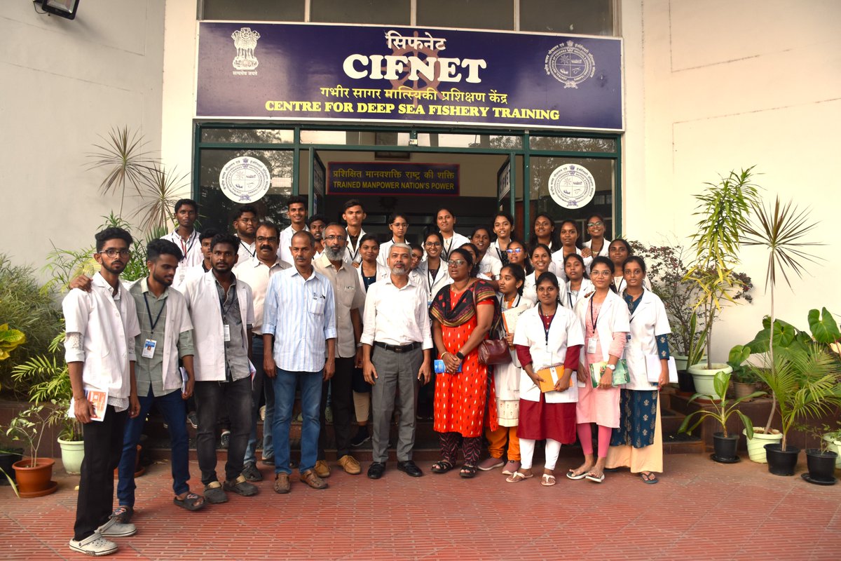 CifnetH's tweet photo. 29 Nos of #BFSc students & faculty from #AndhraPradeshFisheriesUniversityCollegeofFisheriesScience,#Muthukur, A.P has visited CIFNET Kochi & attended #demonstration at #Gearhall, labs etc, Director Sh. M Habibullah addressed the #visitors.
@FisheriesGoI #GFCIndia2023 @PIB_India https://t.co/MhqBJlKsRi