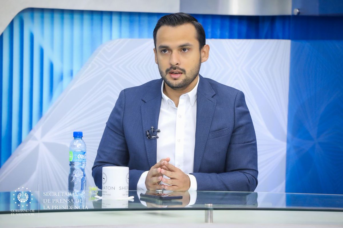 SecPrensaSV's tweet image. #SemáforosInteligentes | El titular del @VMTElSalvador, @NelsonReyesSV, detalla que se cambiarán 2,871 semáforos. #SecretaríaDePrensa