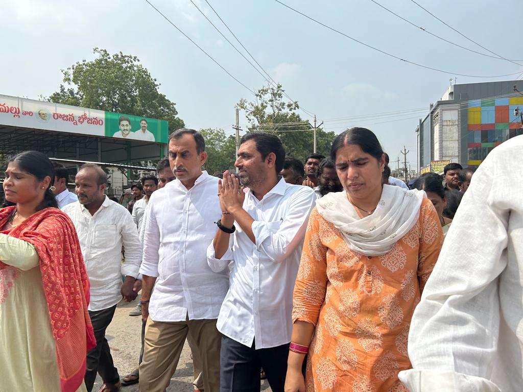 ReddeppagariSVR's tweet photo. "ఓటమి భయంతోనే" మా ప్రొద్దుటూరు ఇంఛార్జి డా. జి వి ప్రవీణ్ కుమార్ రెడ్డి గారిని అక్రమంగా అరెస్ట్ చేపించారు ఎమ్మెల్యే రాచమల్లు గారు.
#Proddatur #Kadapa
#YCPCriminalPolitics
#YCPLies #ycpgoondarajyam https://t.co/0URbnm93m5