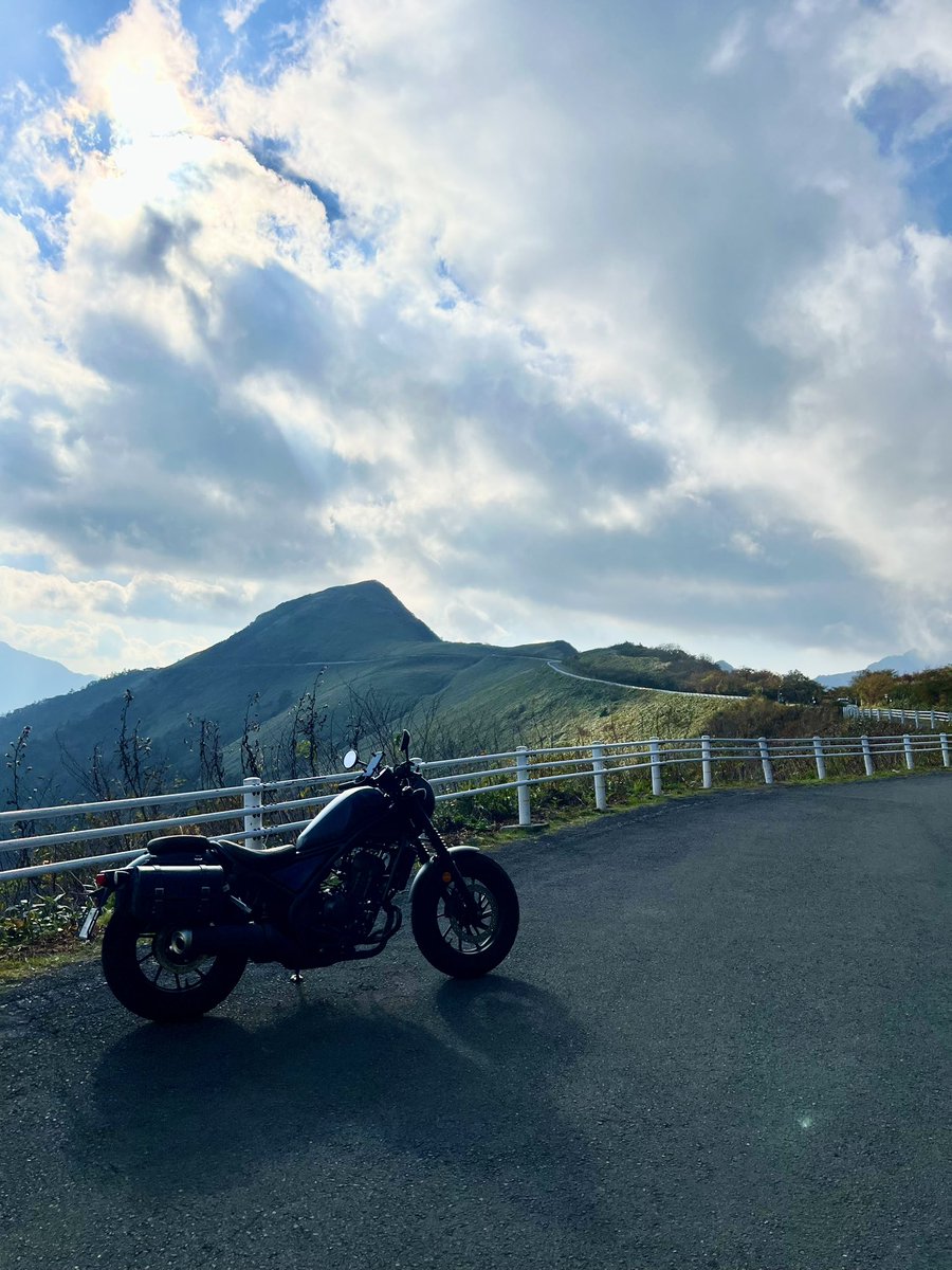 tatsuorider's tweet photo. 名前 : たつ
性別：男
年齢：49
身長：168
住み：愛媛県
車種：#レブル250 (2023年式)
趣味 ：自転車→キャンプ→登山→バイク　
一言：ズブの素人ですが、死ぬまでにしたい事できるだけやっとこと思い、バイクはじめました。バイク仲間募集🙇
#バイク好きと繋がりたい
#バイク乗りとして軽く自己紹介 https://t.co/UamIL6n1Yb