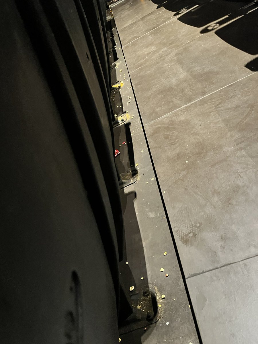 sankaranpks's tweet photo. @INOXMovies @_PVRCinemas @jazzcinemas 
Worst housing keeping ever seen 
The show have to start at 6:45 pm not yet started and they asked us to wait outside the screen 
This how you keep clean kudos 👏👏👏👏 https://t.co/dE3fAFvENZ