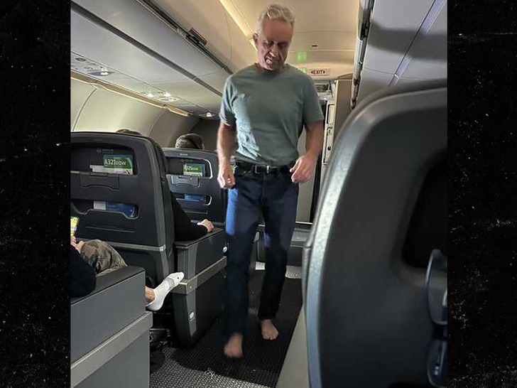 Eeewww Photo-of-the-Week

Anti-vaxxer & self-proclaimed health nut Tucker Carlson pal Robert Kennedy, Jr., caught  on camera walking to airplane bathroom BAREFOOT!

#RFKJr   #Spoiler2024  #Narcissist 

tmz.com/2023/11/12/rob…