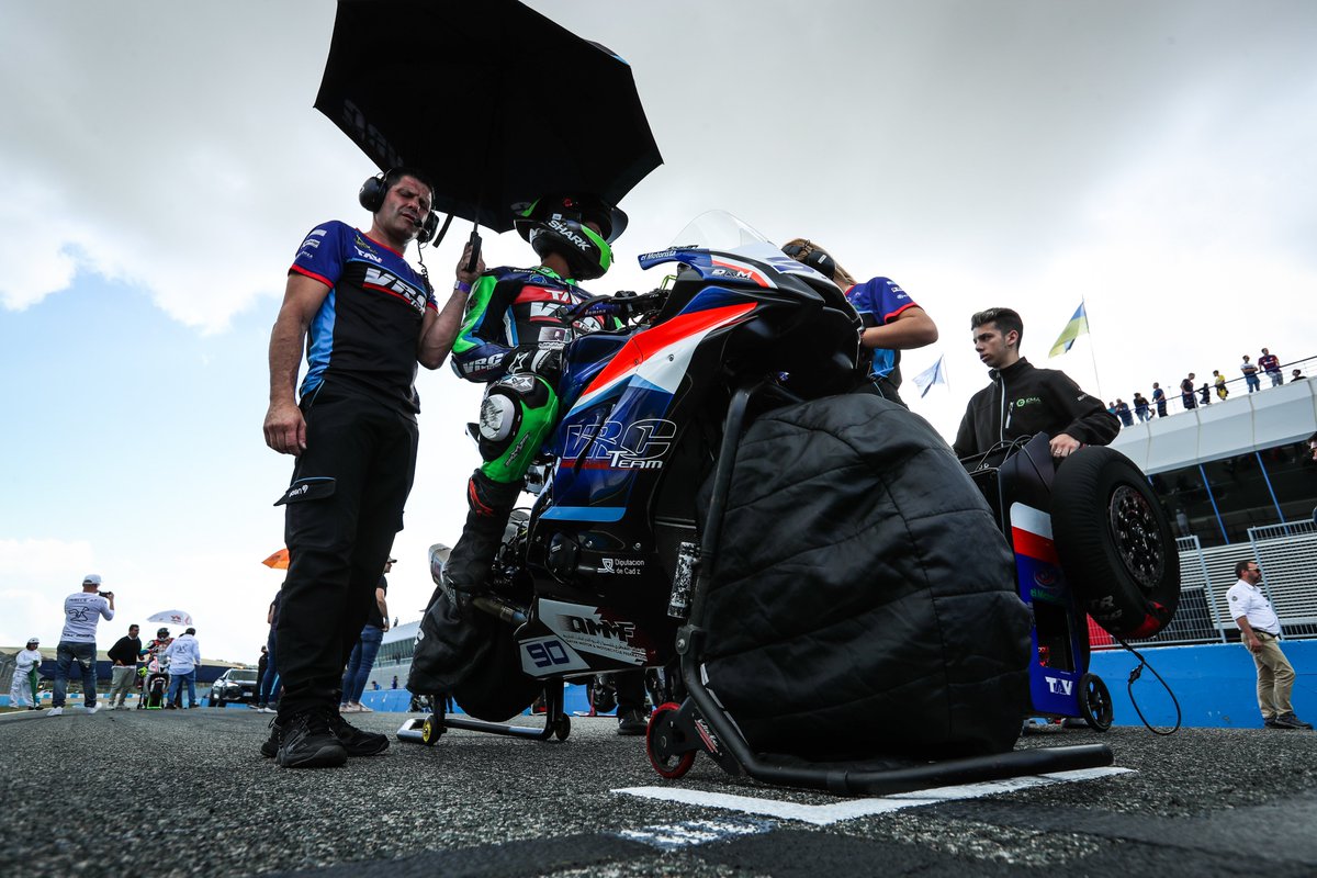 Uno de los momentos con más adrenalina en las carreras, justo antes de que se despeje la parrilla para que se de la salida. ¡Desde luego no es apto para cardiacos pero a nosotros nos encanta! 😍😍

#YamahaR6Cup