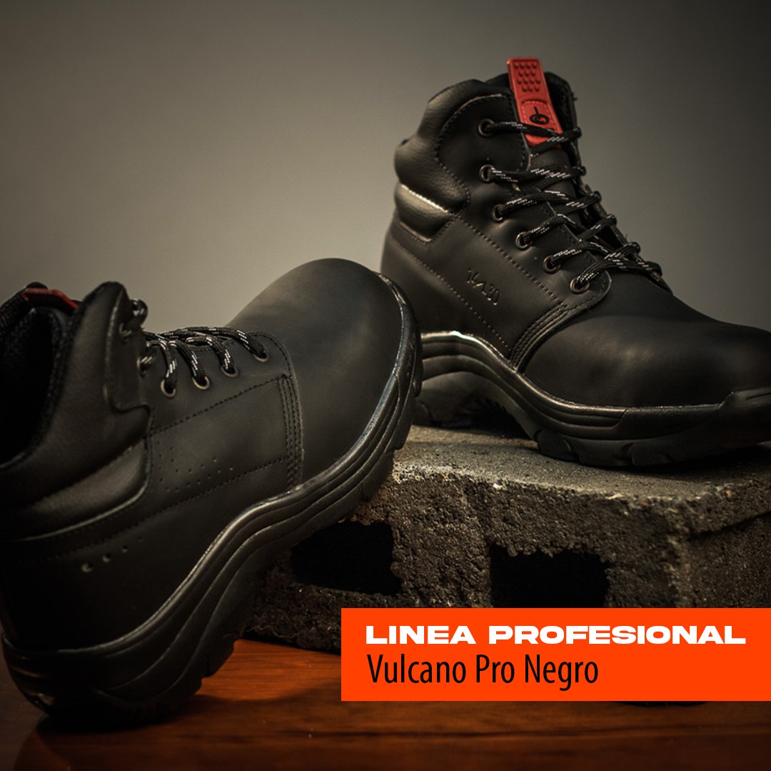 Da un paso firme hacia la seguridad con nuestras botas Vulcano Pro Negro en piel, diseñadas para protegerte en cada jornada laboral. 
#CalzadosObelisco #VulcanoPro #BotasDeSeguridad #CueroNegro #ProtecciónConEstilo #Barquisimeto #Venezuela #Lara