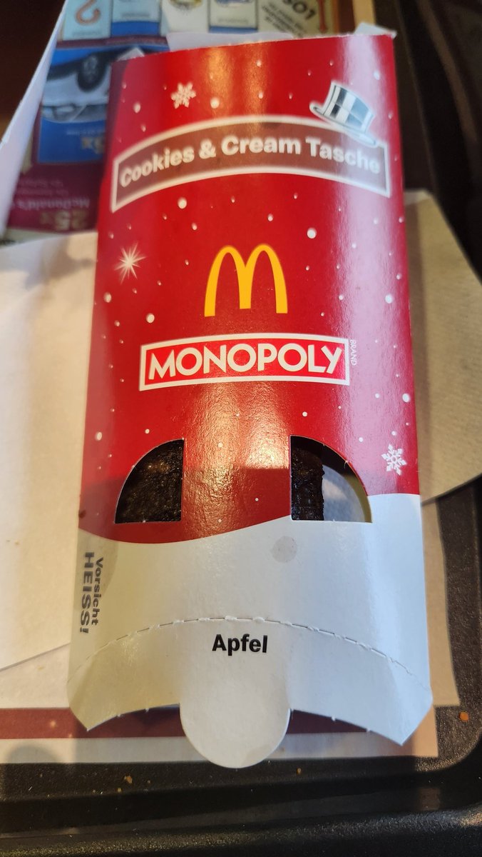 Ich glaube mein Dessert hat eine Identitätskriese... <a href="/McDonaldsDENews/">McDonald's Deutschland</a> <a href="/McDonalds/">McDonald's</a>