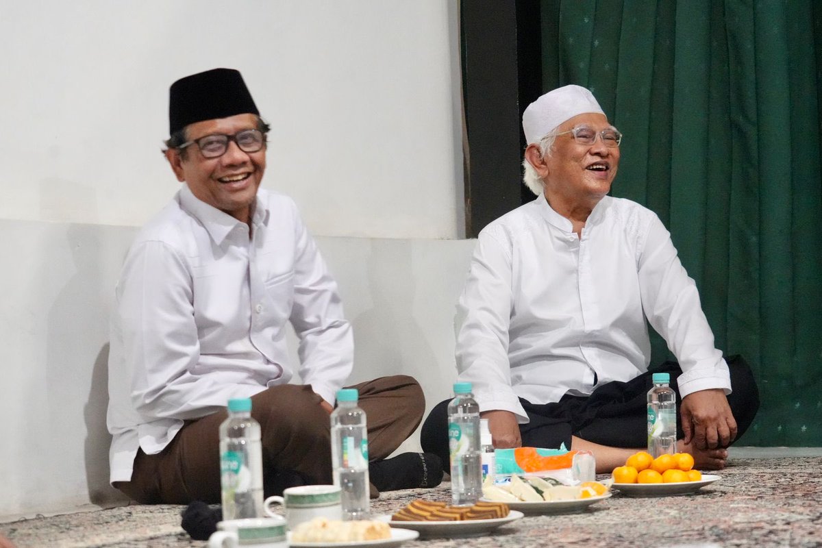 Selalu sejuk jika berbincang dengan Gus Mus. Selalu terasa lezat jika makan di rumah Gus Mus. Selalu optimis setelah meminta dan mengamini doa Gus Mus. Senin sore ini saya bersilaturrahim ke kediaman Gus Mus di ponpes Raudhatut Tholibin, Leteh, Rembang.