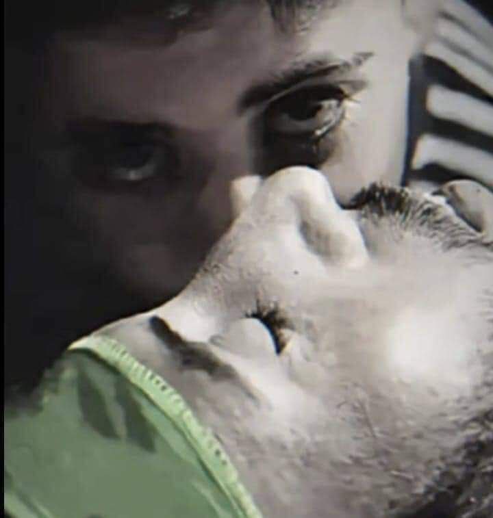 إنه لا يودع  ، إنه يتوعد  ،  ما تروه في عينه ليس انكساراً  بل كان غضباً  💔 🇵🇸✌🏻