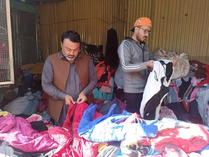 InayatSarparah5's tweet photo. الحمد للہ آج @Groupquetta کے رضاکاروں نے سرد علاقوں میں جیکیٹ تقسیم کا آغاز کر دیا ❤️ ہم اپنے تمام ان دوستوں کا مشکور ہیں جنہوں اس کار خیر میں حصہ ڈالا.
ہمارا یہ کام جاری رہے گا اور آپ بھی اس میں اپنا حصہ ڈالیں 🙏🏻
@ZiaKhanqta
#JacketsDistribution #TogetherWeCan 👏 https://t.co/Mj6SvKSpgY