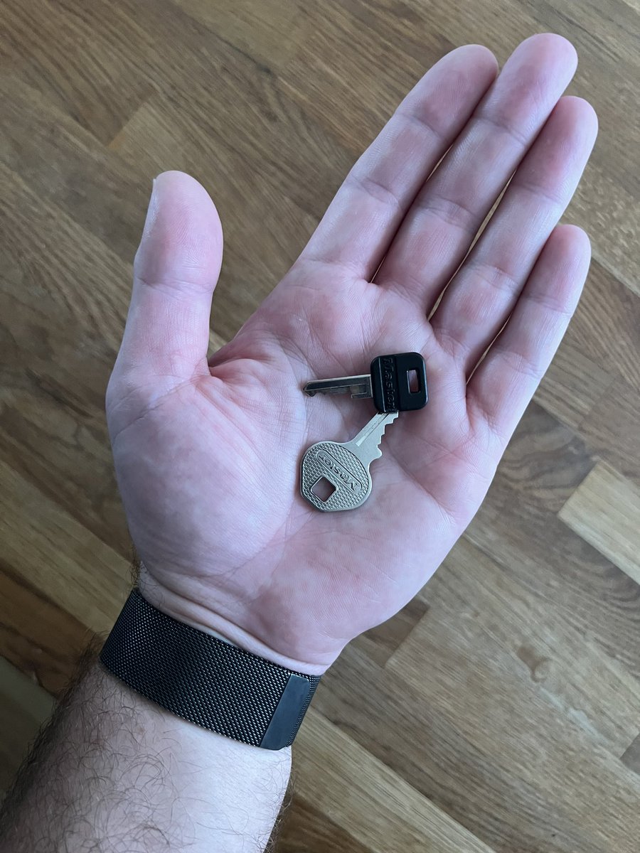 TheHandlerM's tweet photo. Collecting keys from my collared subs @oceanboyuk @ScouseLadBtm https://t.co/YUUrYoHrkw