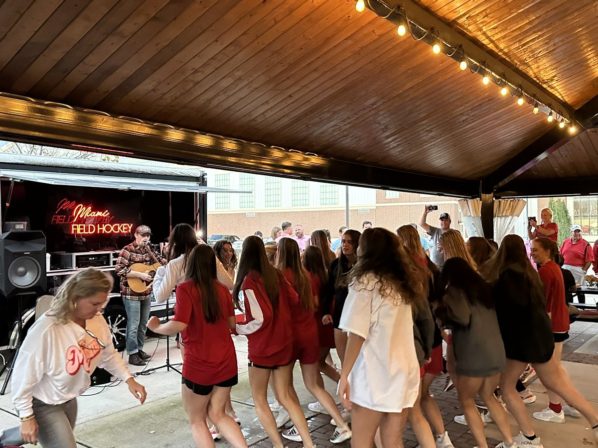 MiamiOH_FH's tweet image. ❤️THANK YOU❤️ to all of our incredible fans this season- especially our families and alumnae! We love you and are incredibly grateful for your support and sacrifices! #LoveandHonor 

#RiseUpRedHawks | #MiamiFieldHockey