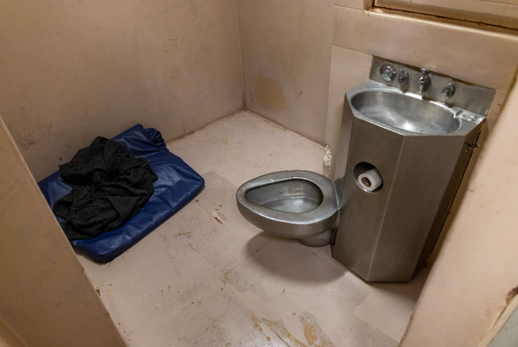 This is one of two padded cells in the Adams County jail where people await psychiatric treatment through the civil commitment process. Conditions are so bad that most people charged with crimes–but not people awaiting treatment–are sent to a different jail. (THREAD)