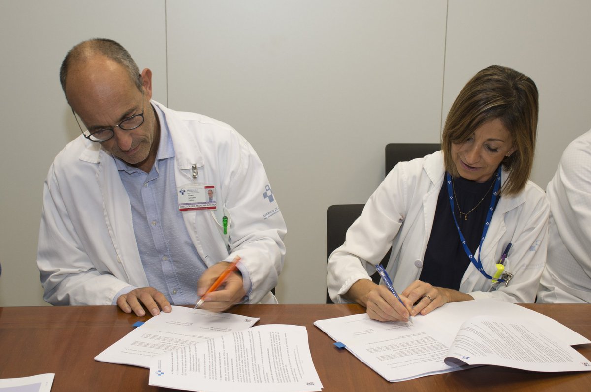HUCA_Asturias's tweet photo. Hoy 13 de noviembre, se han firmado acuerdos de gestión del Área Sanitaria IV (#ASIV) en el #HUCA. A las 10:00 h. el Director de la UGC de Medicina Interna @alvarogfranco, firmó el documento con la Gerente del #ASIV Dra. Beatriz López Ponga, acompañados por varios profesionales. https://t.co/hjHSGkt1bE