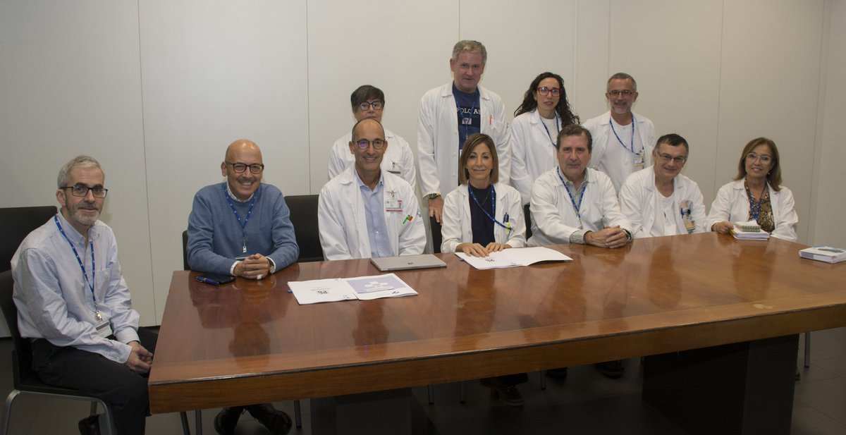 HUCA_Asturias's tweet photo. Hoy 13 de noviembre, se han firmado acuerdos de gestión del Área Sanitaria IV (#ASIV) en el #HUCA. A las 10:00 h. el Director de la UGC de Medicina Interna @alvarogfranco, firmó el documento con la Gerente del #ASIV Dra. Beatriz López Ponga, acompañados por varios profesionales. https://t.co/hjHSGkt1bE