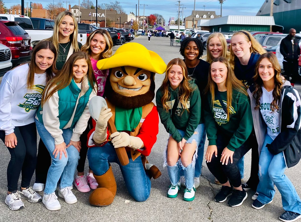 Wow! An impressive group of 2024 signees on campus this weekend. #MinerPride ⛏️ #JoeMiner