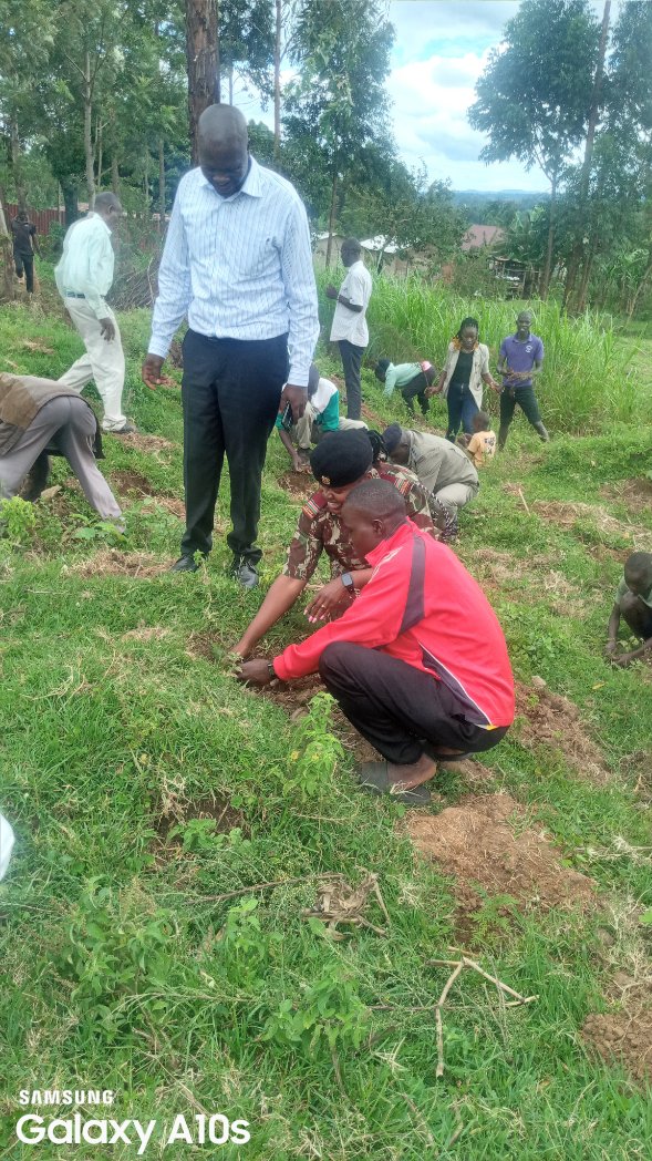 Fredrick199712's tweet photo. Tree planting in Kenya 🇰🇪 🥰🥰🥰 https://t.co/4IbeGY5lOT