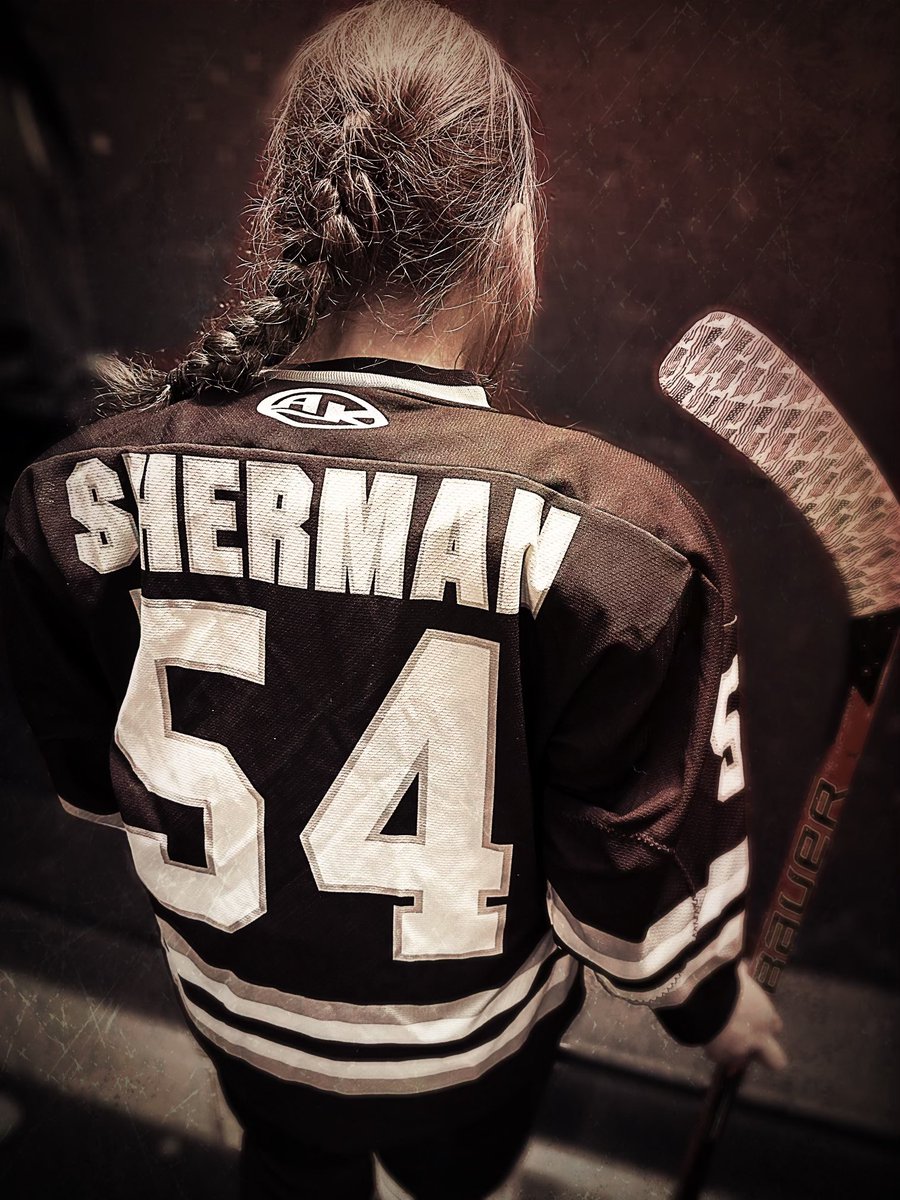 Doug9110's tweet image. Hey @NavyHockey, batten down the hatches. She’s comin’ Go hard, Jules! 🤘🏼🇺🇸🏒 @NavyAthletics @NavalAcademy @wardcarroll