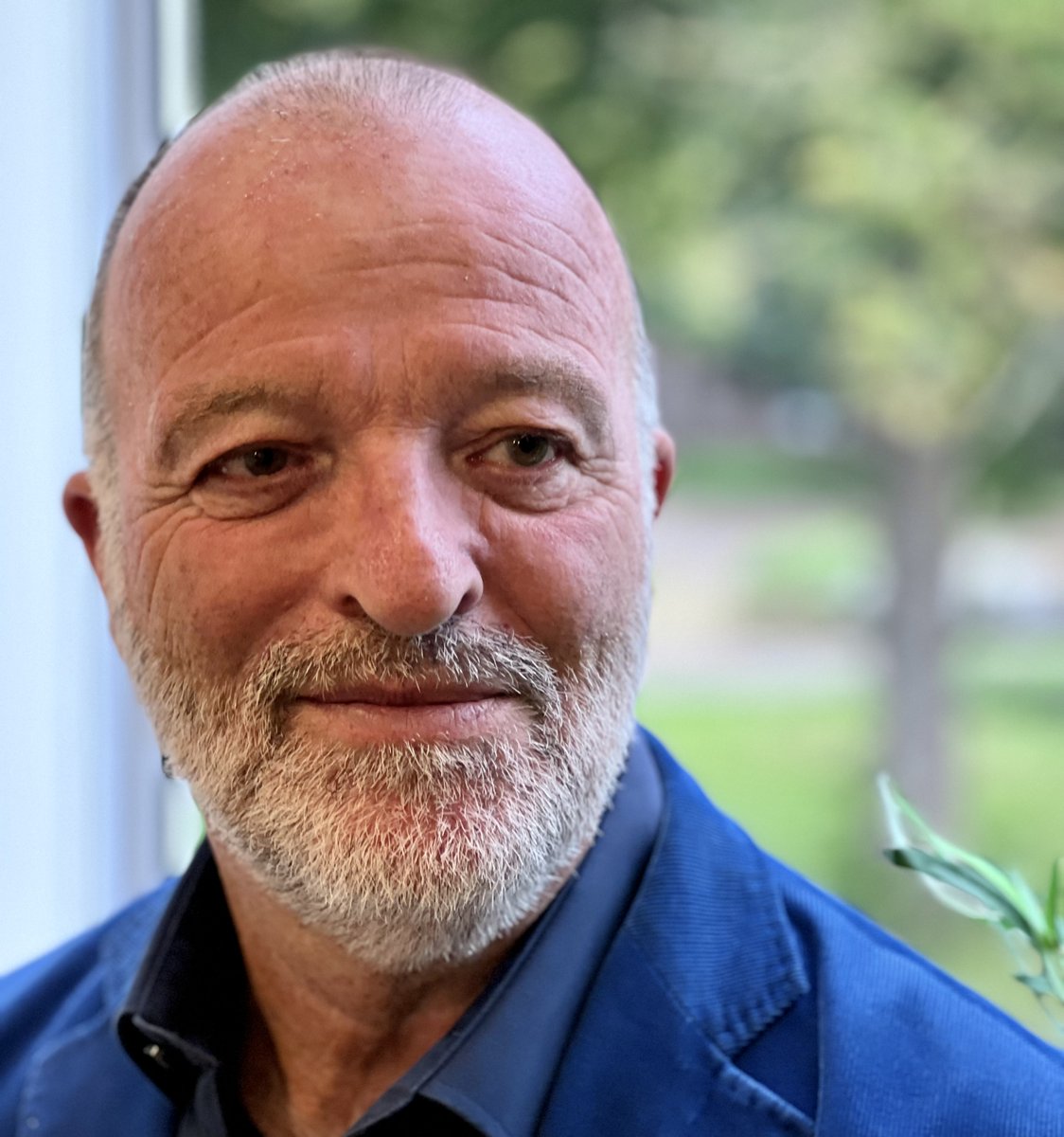 Al op jonge leeftijd werden René, zijn broer en zus gedwongen om met de harde realiteit om te gaan. Bij zijn broer leidde dit tot mentale problemen, die zorgen voor een psychoses. René zoekt als naaste steun bij lotgenoten. Je leest het via 👉 bit.ly/45l4MN2