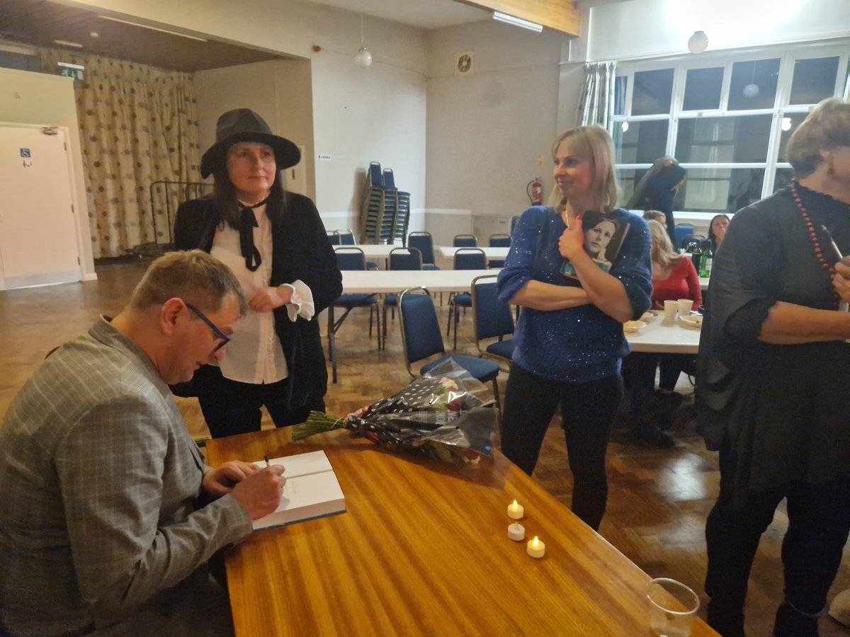 Nasz sobotni wieczór-wielka gratka dla miłośników twórczości #AgnieszkiOsieckiej i #JonaszaKofty !
Barwne opowieści biografa,#PiotraDerlatki przybliżyły nam postaci kultowych poetów piosenki. Była to także okazja do rozmowy z cenionym pisarzem z 🇵🇱  i zdobycia jego dedykacji w📖