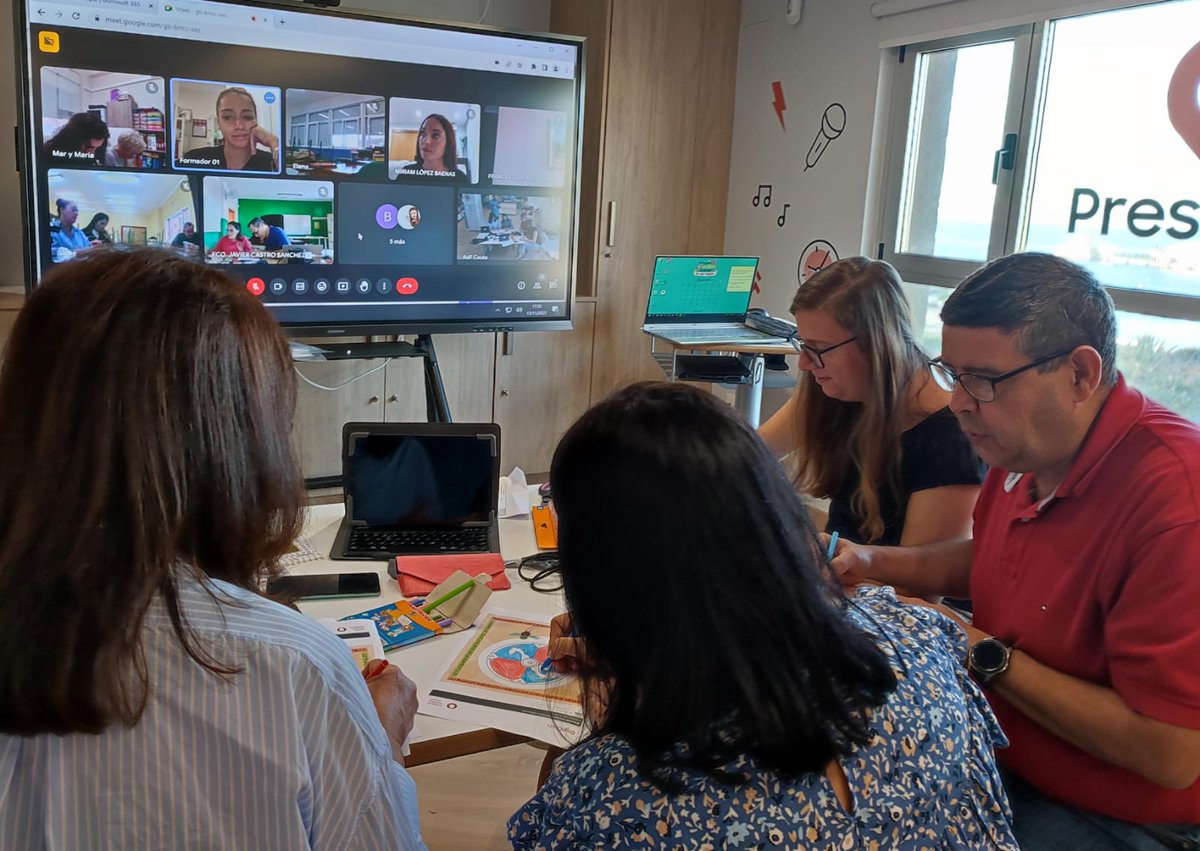 upeceuta's tweet image. Los docentes del CEIP Santiago Ramón y Cajal están participando en una sesión formativa del proyecto #Digicraft en el Aula del Futuro de la Dirección Provincial del Ministerio de Educación y Formación Profesional en Ceuta
#AulaDelFuturo #MEFP #Digicraft
