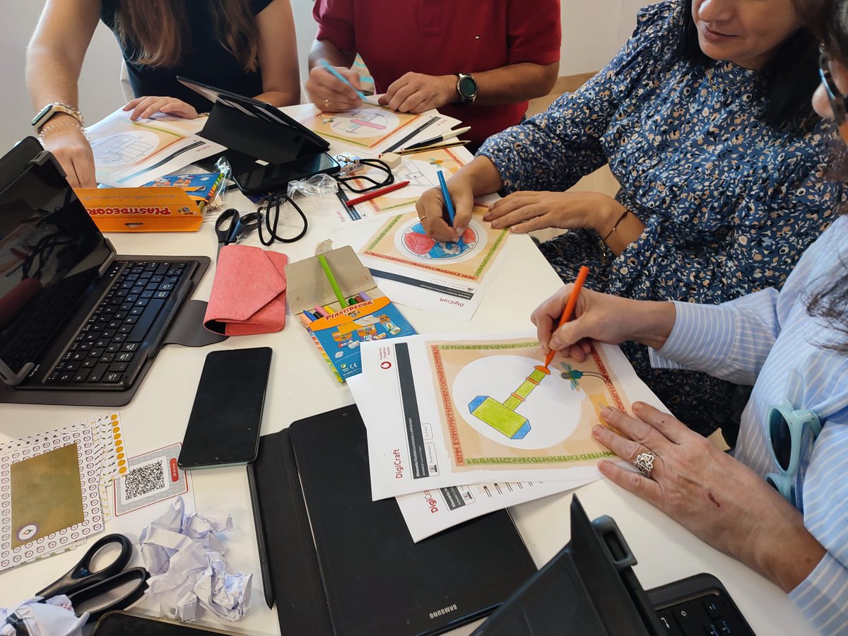 upeceuta's tweet image. Los docentes del CEIP Santiago Ramón y Cajal están participando en una sesión formativa del proyecto #Digicraft en el Aula del Futuro de la Dirección Provincial del Ministerio de Educación y Formación Profesional en Ceuta
#AulaDelFuturo #MEFP #Digicraft