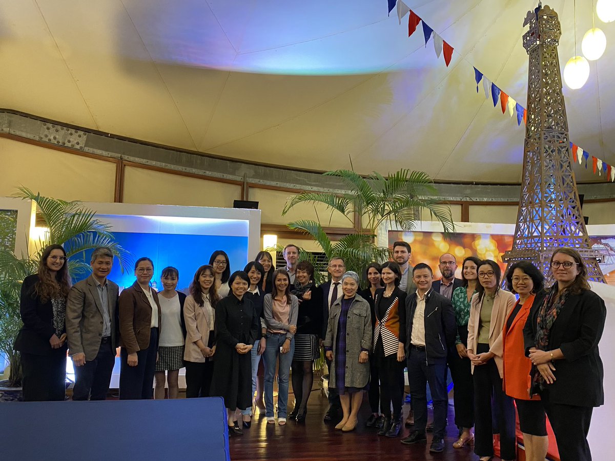 #Vietnam Reunion en format #EquipeFrance @FranceAuVietnam @AFD_France et @EF_LINITIATIVE avec les #ONG 🇫🇷🇻🇳 en présence de l’Ambassadeur 🇫🇷 pour présenter les dispositifs existants et échanger sur le rôle spécifique des #OSC dans le partenariat 🇫🇷🇻🇳 #ODD @francediplo