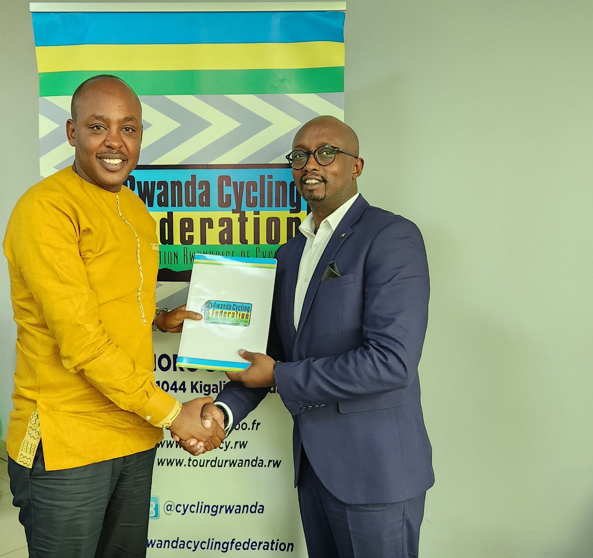 cyclingrwanda's tweet photo. Kuri uyu wa Mbere ku biro bya FERWACY habereye ihererekanyabubasha (handover) hagati ya @AbdallahMurenzi wahoze ari prezida na @SamsonOly80 uherutse gutorerwa kuyobora iri shyirahamwe.

Komite nshya yamurikiwe ibikorwa, imishinga n'icyerekezo cy'umukino w'amagare mu #Rwanda. https://t.co/d1XN3RExdw