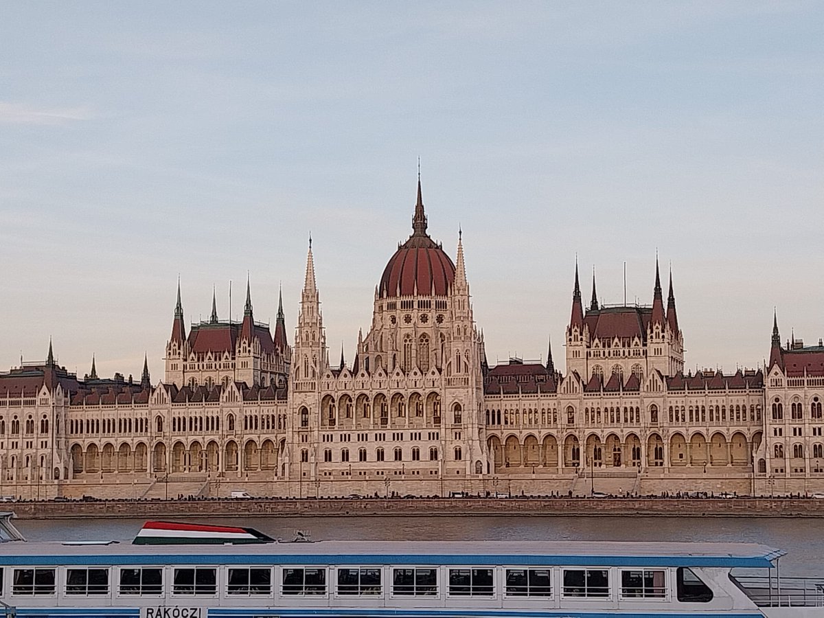 Glad to moderate this discussion on the current political situation in 🇮🇹&🇭🇺 in the Hungarian Parliament 🇭🇺 It has been an honour for me. @FES_Italia @FESonline @giodiamanti