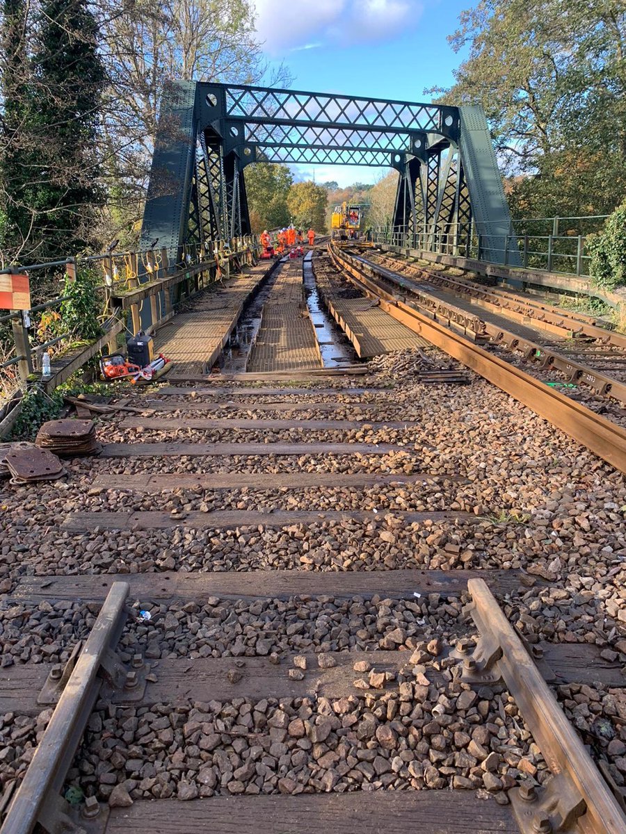 🌉🚂Works are underway between Guildford and Gatwick, here teams are renewing wheel timbers over the river Wey for smoother, more reliable journeys for @GWRHelp passengers 👷‍♀️🛠️With buses replacing trains until Fri 17 Nov, please check before you travel - networkrail.co.uk/running-the-ra…