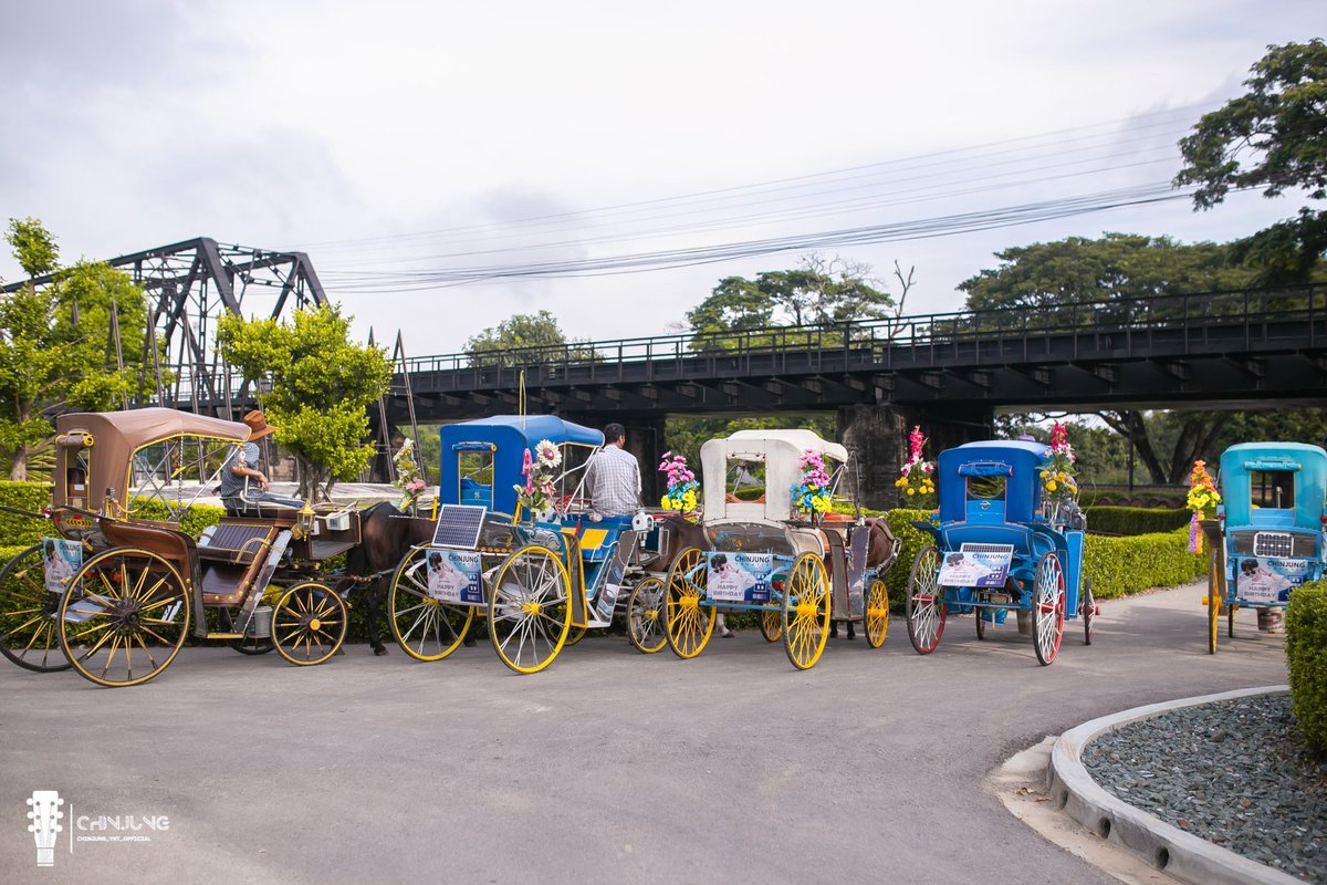 cj_yntofficial's tweet photo. เส้นทาง 🐎

- สถานีรถไฟลำปาง (Nakhon Lampang Railway Station)
- สะพานดำ (Black Bridge)
- ห้าแยกหอนาฬิกา (Clock Tower Intersection)
- วัดปงสนุก (Pong Sanuk Temple)
- วัดพระแก้วดอนเต้า (Phra Kaow Don Tao Temple)

#Chinjung20thBirthday 
#chinjung_ynt #chinjung_ynt_official https://t.co/6lrta7F0Ry