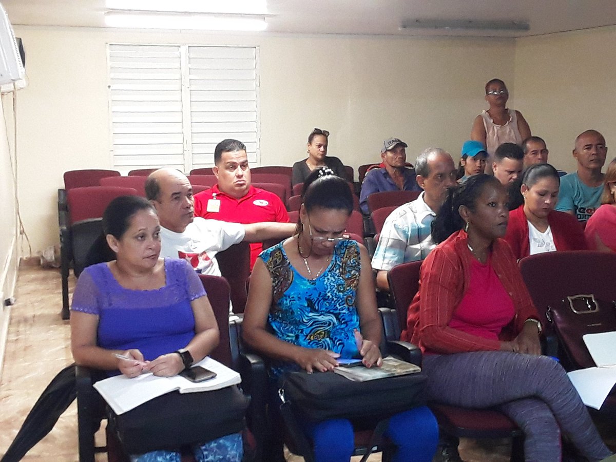 LaydisReynosa's tweet photo. Con la presencia de las principales autoridades del municipio se realiza reunión de trabajo donde se chequean todas las acciones encaminadas a minimizar los daños ocasionadas por las intensas lluvias de este domingo.
#PCCMoaTrabajaYEnaltece
#MoaPrimeraPorElTrabajo
#Cuba https://t.co/Ma5x8yDg1j