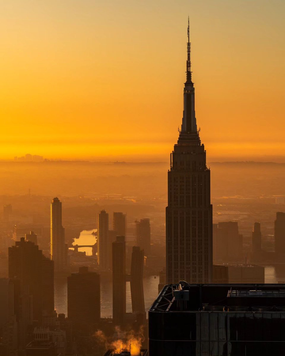 Empire State Building tweet media