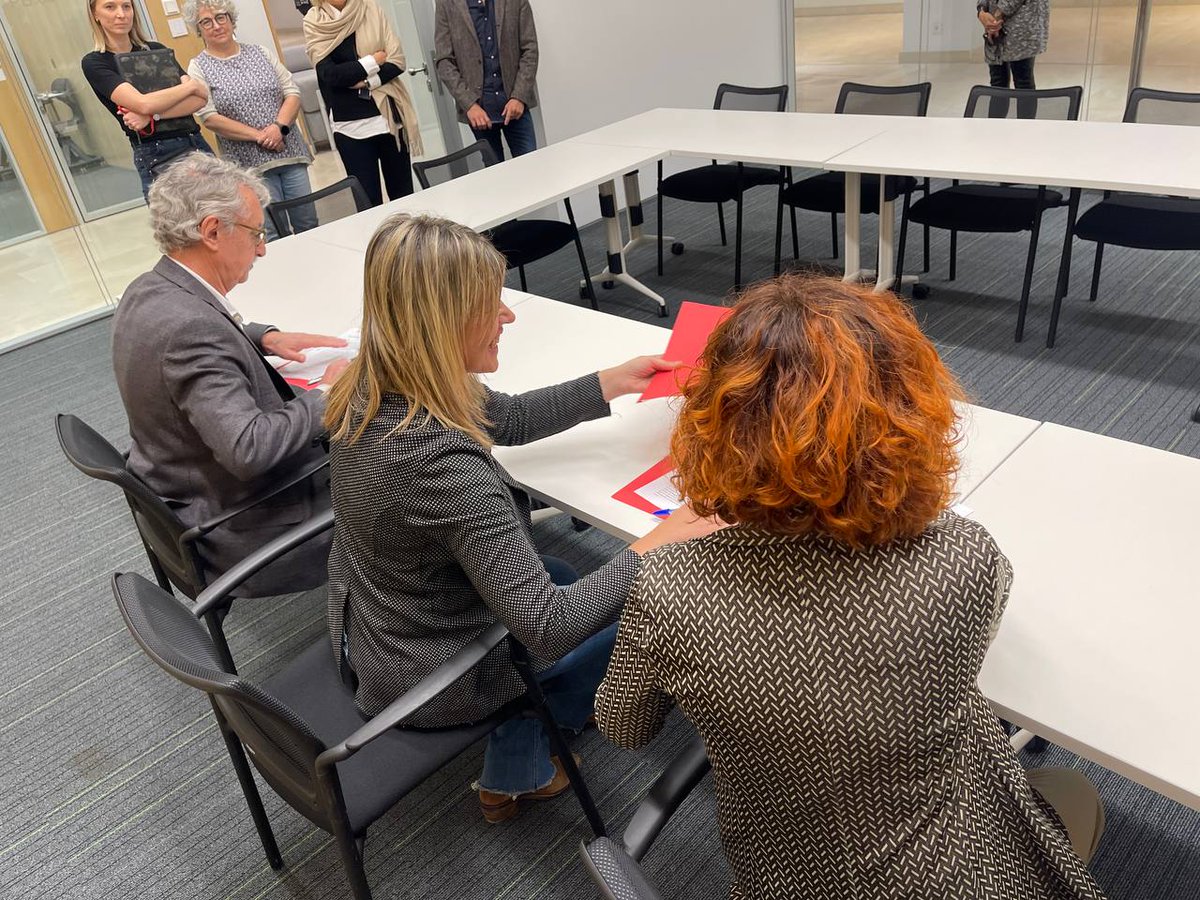 justiciacat's tweet photo. 🤝🏻 La directora @gtorns s'ha reunit amb @copc_cat i @treballsocial1 per alinear el treball d'ambdós col·lectius en l'àmbit de assessorament tècnic penal.

✒️ S'ha signat un protocol que recull l'expertesa dels professionals en l'exploració judicial de nens/es i vulnerables. https://t.co/qrZy4odwco