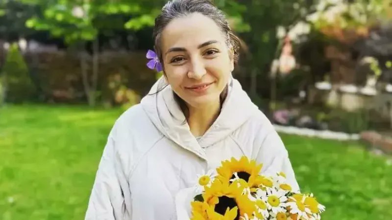 darkwebhaber's tweet photo. 12 yaşında ikinci evre kemik kanserini, 27 yaşında birinci evre meme kanserini, 30 yaşında da üçüncü evre lenfomayı yenen ve verdiği mücadele ile herkese örnek olan sosyal medya fenomeni Ayşenur Parlak, 33 yaşında yakalandığı dördüncü evre kolon kanseri sebebiyle yaşamını yitirdi.