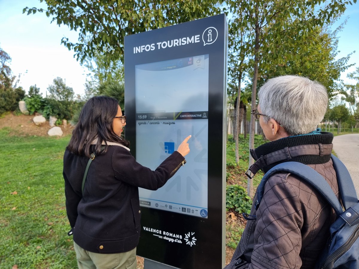 Située en plein cœur de l'Ile-Parc Girodet, la borne interactive d’information touristique de <a href="/valencetourisme/">Valence Romans Tourisme</a> rencontre un fort succès ! + 20 000 pages vues depuis son installation au mois de mars 2023. #tourisme