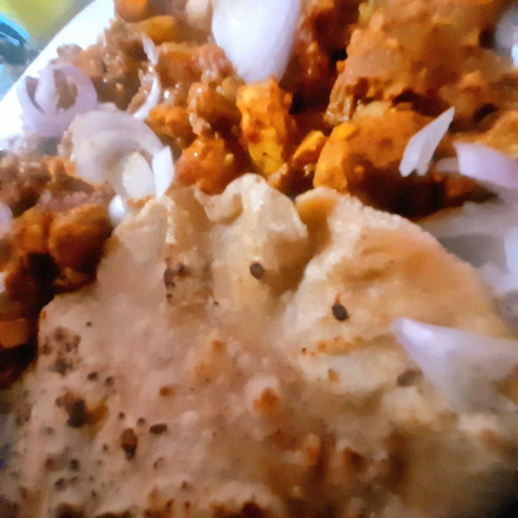 Zaara_writes's tweet image. Soya egg Curry 🥘 + Chapathi = 😋 

Dinner time #Selfcook

Grateful 🧿❤️