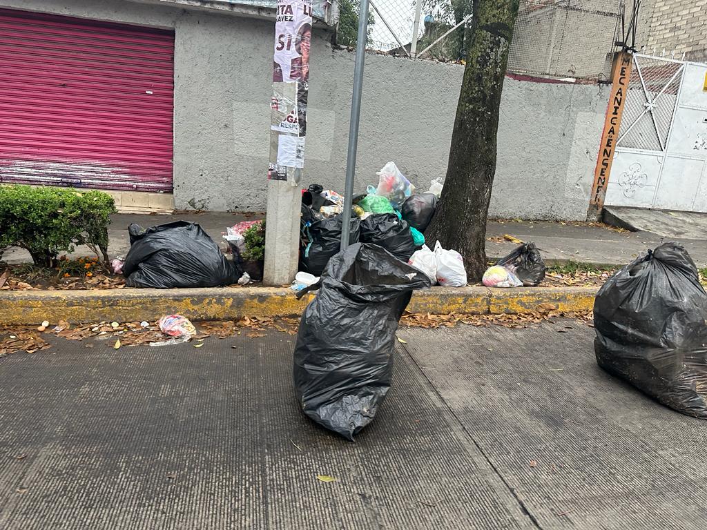 ISELAVT's tweet photo. Buenos dias @TlalpanAl @alfagonzalezm quien es el responsable directo, es un foco de infección que los vecinos dejen su basura, necesitan contenedores o que alguien los eduque para que esperen al camión de la 🚮 ayuntamiento, la fama. Tambien haz algo con los ambulantes #fotos https://t.co/xXZ0bdDpmI