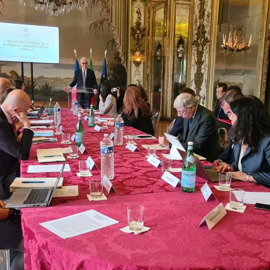 FunzPub's tweet image. Oggi, all’Ambasciata d’Italia a Parigi, il Ministro per la Pubblica Amministrazione, @Paolo_Zangrillo, e il suo omologo francese, @StanGuerini, hanno aperto i lavori del primo atelier italo-francese 🇮🇹🇫🇷 sulle riforme delle pubbliche amministrazioni. 

#italiafrancia