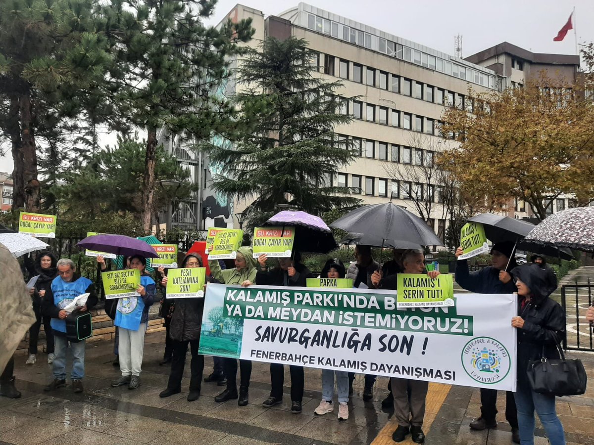 Bugün #ParkaMeydanYapılmaz diyen halkı duymayan yetkililere, halkın sesini duyurmak için Kadıköy Belediyesi önündeydik.

Kalamış Parkı'nı betonlaşmaya karşı korumak, taş yollarla artacak ısı adası etkisine karşı kent ve insan sağlığını savunmak için basın açıklamamızı okuduk.
