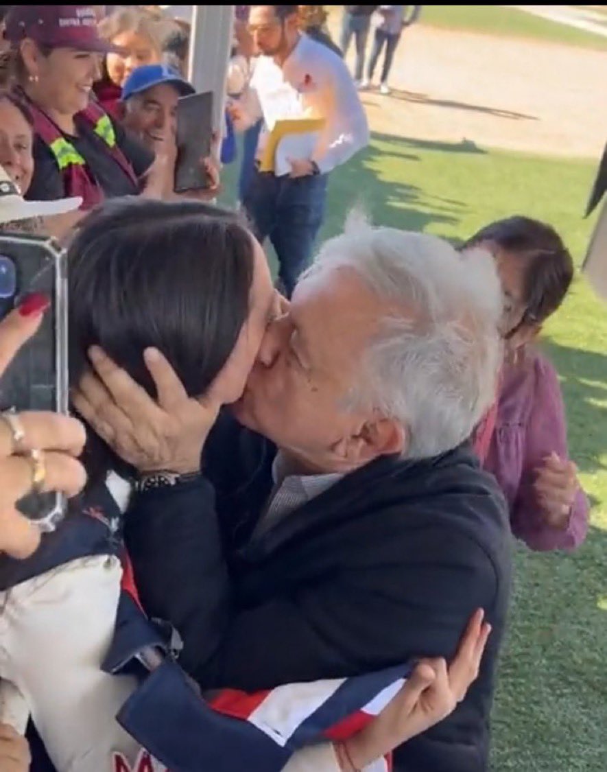 alfredobrito's tweet image. Pasen a felicitar al viejito de .@lopezobrador_ que el fin de semana hizo un Vicente Fernández #Cumpleaños #CumpleAMLOFest #MentadaNacional