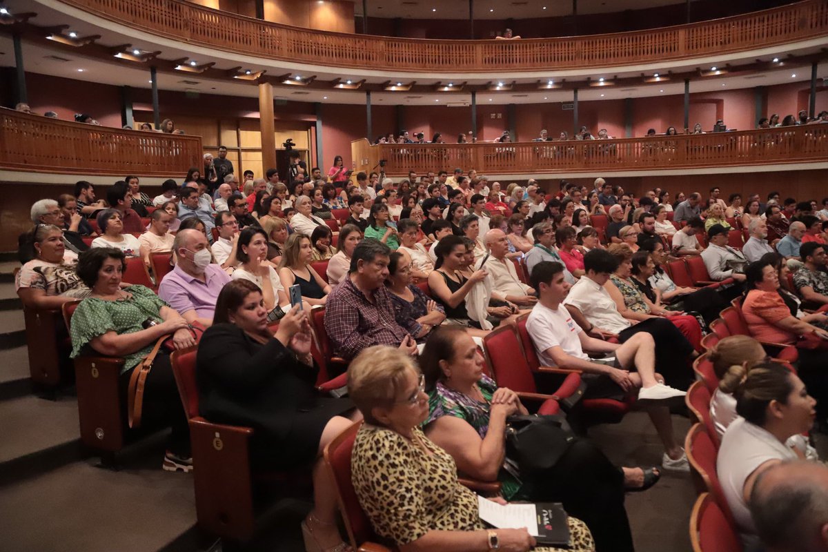 ¡Emocionante velada del sábado celebrando las 5 décadas de la Orquesta de Cámara de la Municipalidad de Asunción en el majestuoso Teatro Municipal Ignacio A. Pane! 

🎶✨  Dimos entrega de un reconocimiento por los 50 años de armonía que han enriquecido nuestra ciudad.🎻🎼