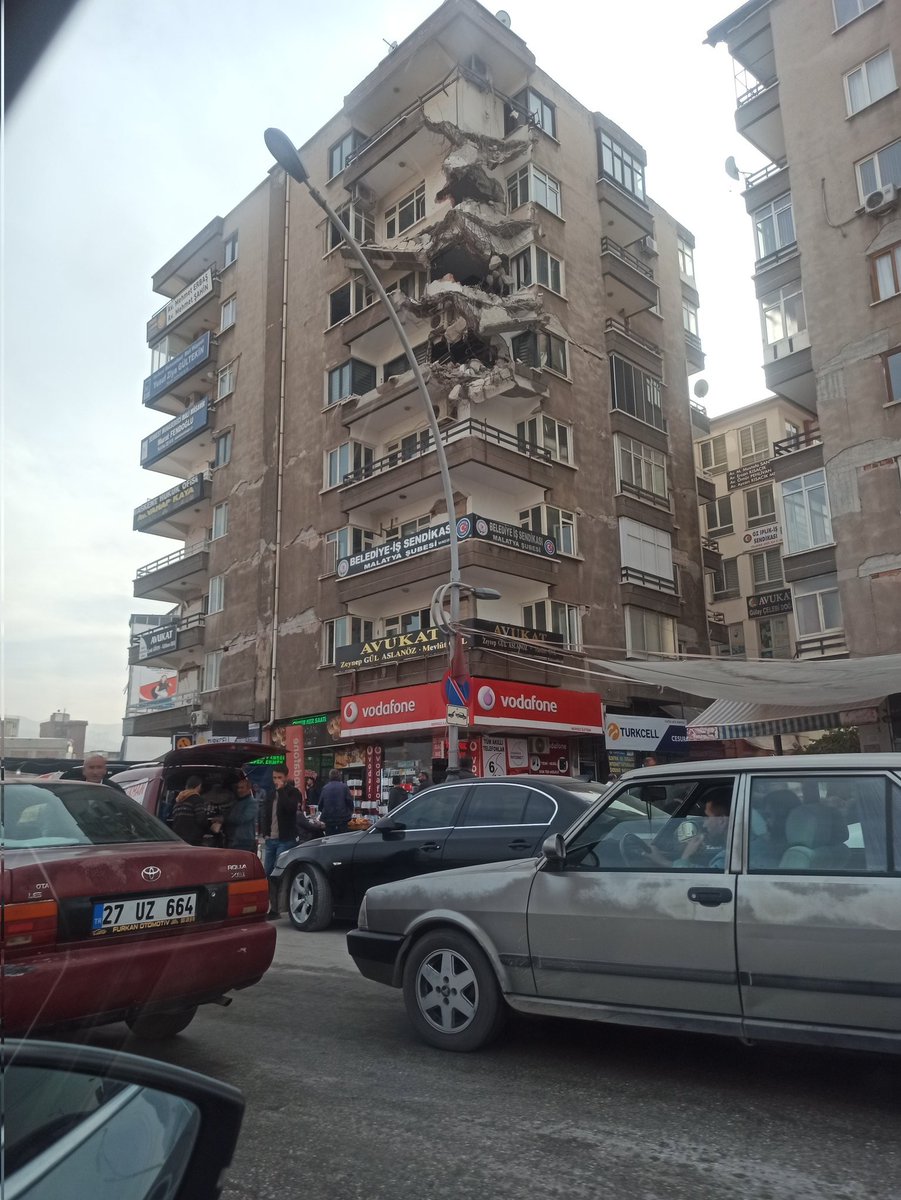 yusufkaraca3101's tweet photo. Malatya'da dikkatimi çeken bir görüntü! 

Depremde hasar alan bu binanın altında iş yerleri açık, yaya yolu açık ve hiçbir önlem alınmamış 

İnsanların canı bu kadar kıymetsiz olmamalıdır.

@MalatyaBelTr 
@TCMalatyaV 
@bizmalatyaliyiz https://t.co/LcgtV9ubYq