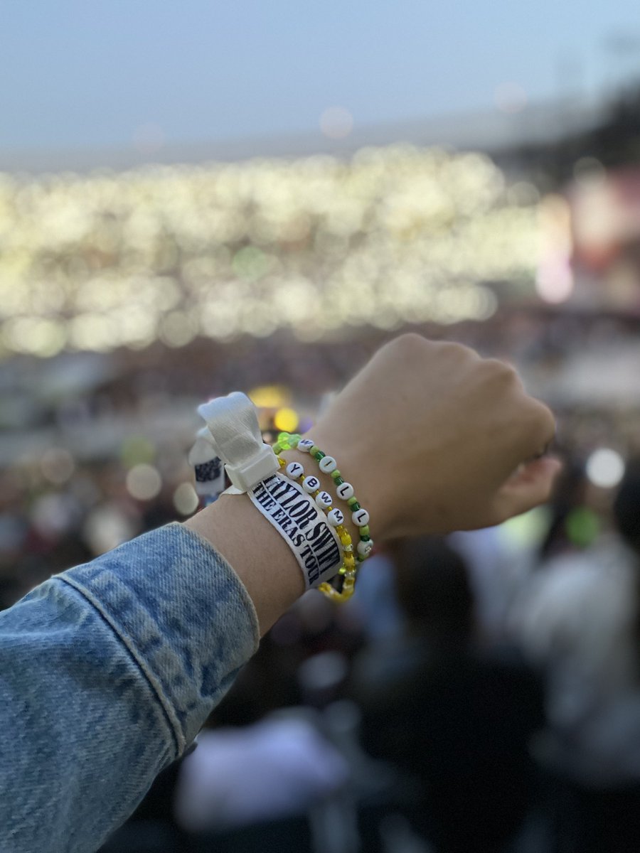 julipanz's tweet photo. El chico de al lado vio que yo solo tenia 1 friendship bracelet y me regalo una al azar y era YBWM 🫶🏻 https://t.co/nOvEpAHdel