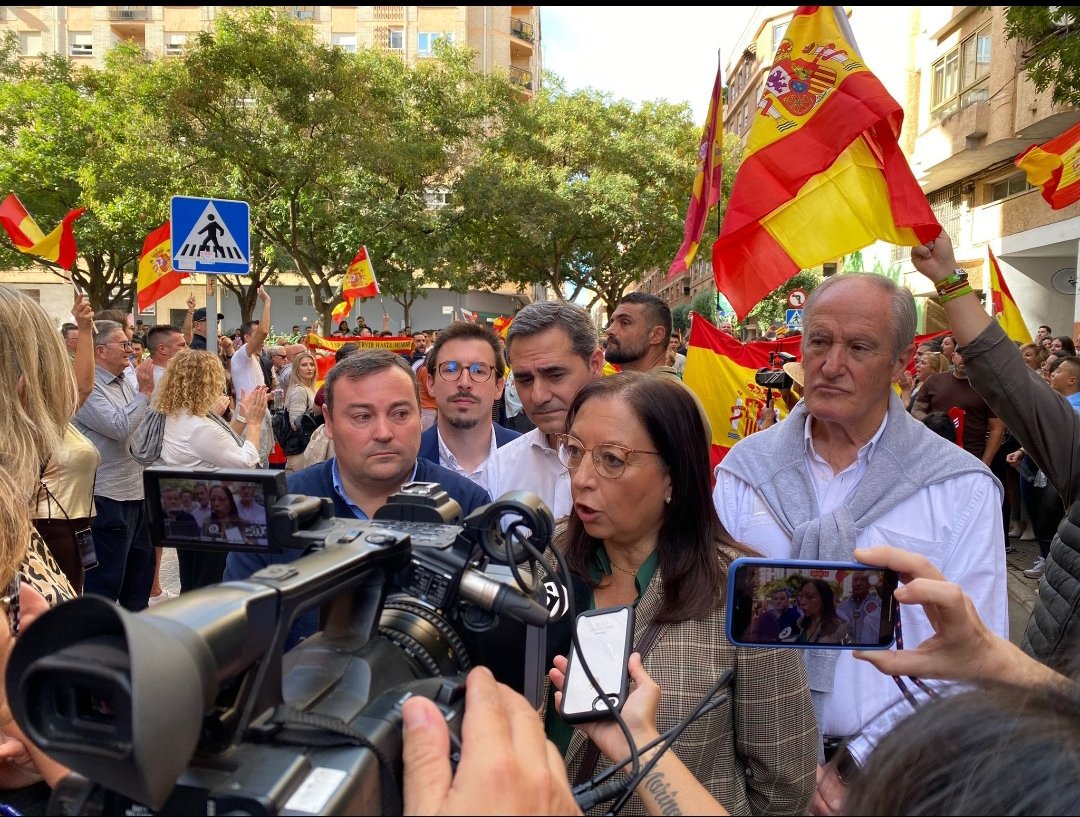 Espanol___'s tweet photo. @PSPVProCS @PSPV_CS @samuelfalomir @rsanzmonroig @jmoralesibanez @MariviGarrido1 @rafasimosancho @SocialistesVal @mariajirom @PatriciaPuerta_ A ver boca chanclas...  acaso tenéis imágenes de @LlanosMasso y @tono_ortola con pasamontañas y quemando contenedores? No existe ninguna imagen de violencia ni hubo actuacion policial por disturbios. https://t.co/UugIG1hqaf