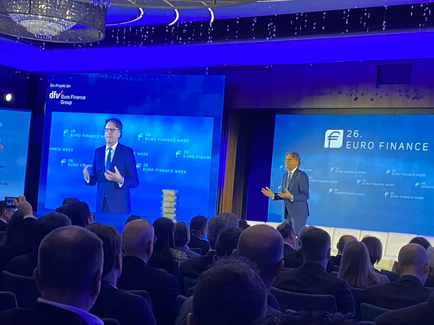 boersenzeitung's tweet photo. Bei der Eröffnung der Euro Finance Week teilen die übrigen Bank-#CEOs die vom #KfW-Chef verbreitete Zuversicht nicht, wonach #Deutschland ein Investmentcase sei. Sie beklagen die ungelösten Probleme des #Standorts.
@kfw @Helaba @commerzbank
https://t.co/uAyy46kd4f https://t.co/MMJ36E8cZ9