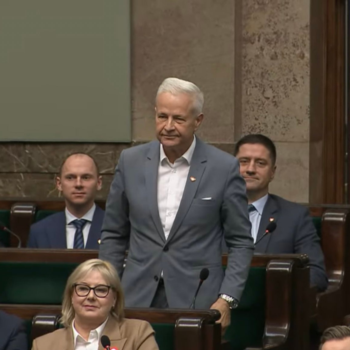 oleksieradz's tweet photo. Kiedy w wietrznym Kuusamo jury przez pięć minut trzyma Małysza na belce https://t.co/PAN2RaAdiT
