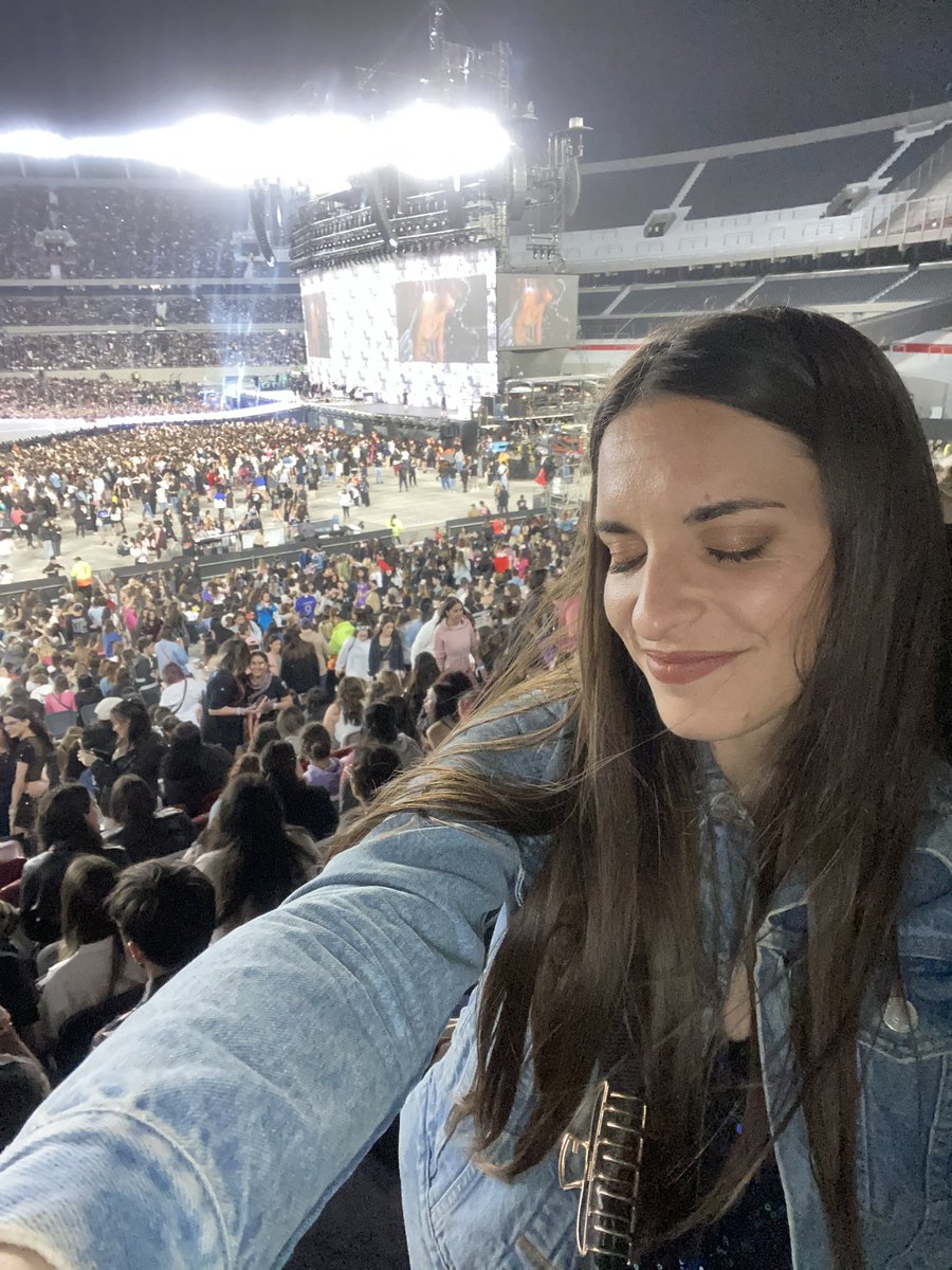 julipanz's tweet photo. Cuando fui a comprar me di cuenta de que desde el pasillo habia una vista muucho mejor que la mia y me quede parada ahi todo el show (4 horas) https://t.co/YFfTlcHnFl