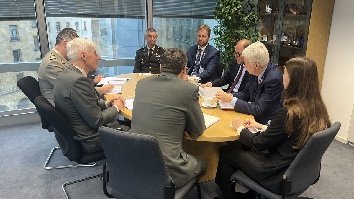 Fruitful meeting with Defense Minister 🇱🇻 @AndrisSpruds where we talked about strengthening #EU defense culture. It is important that 🇪🇺 continuously intensifies its military capabilities to respond faster to security crises and to safeguard the achievements of #CSDP. #EUDefence